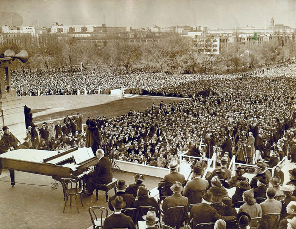 Marian Anderson performing on the steps of the Lincoln Memorial to a vast crowd of thousands.