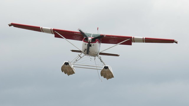 A float plane flying in air. 