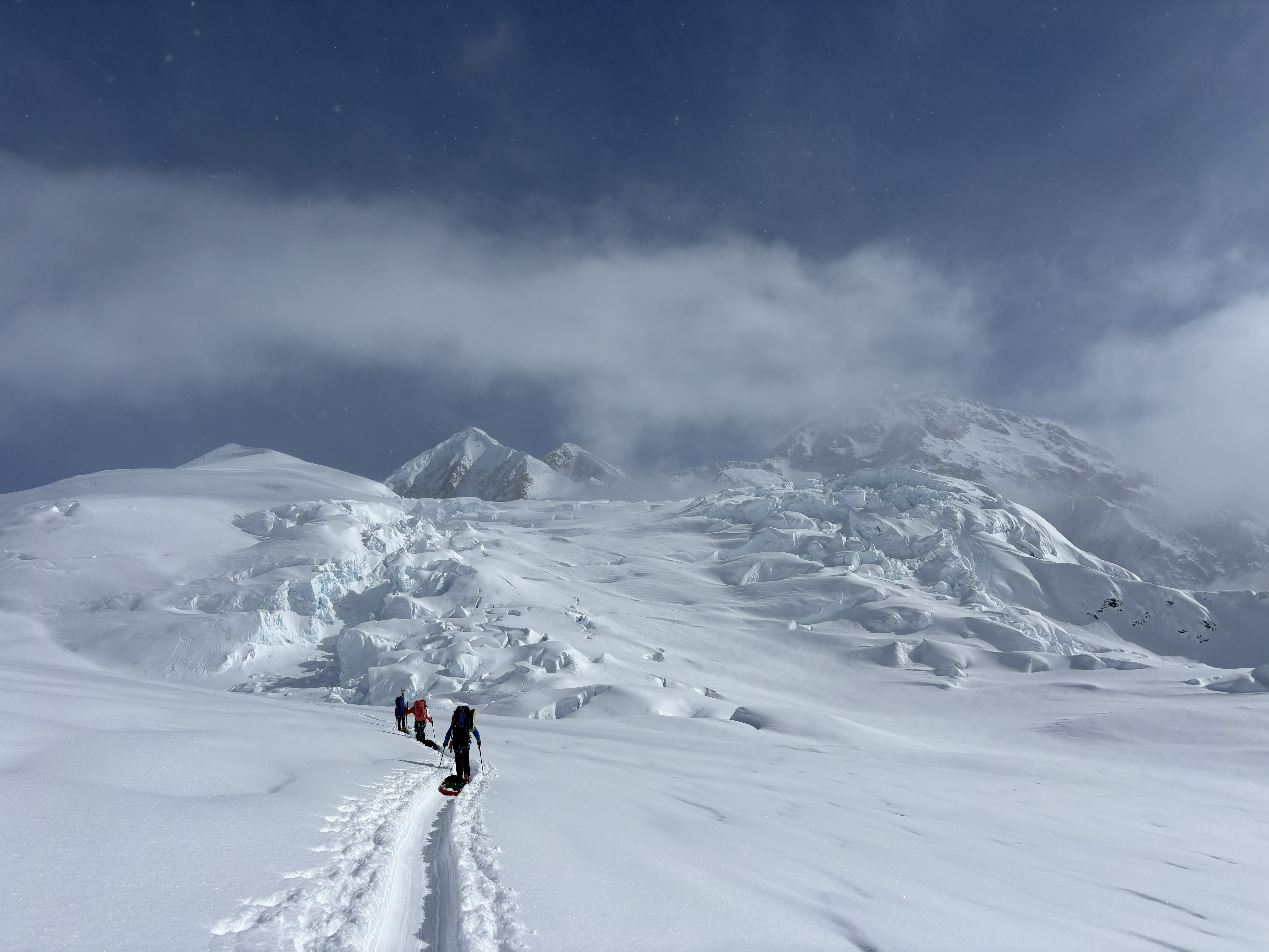 WB Barrier Travel Travel conditions on the West Buttress route above ski hill camp. Expect fresh snow and wind drifts, making careful avalanche assessment and crevasse assessment essential! Photo: S. Barrier