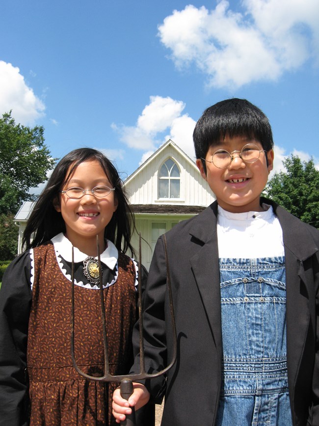 Kids at the American Gothic House.