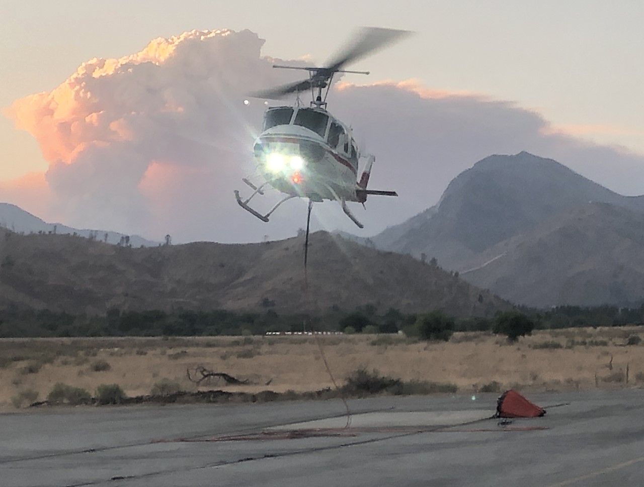 H66HJ, an AFS contracted Bell 205A1++ out of Galena Zone assigned to the Windy fire in Southern California, returning at the end of shift to Kernville from doing bucket work. (Christopher Havener, NPS).