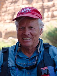 Photo author portrait man with red hat and backpack