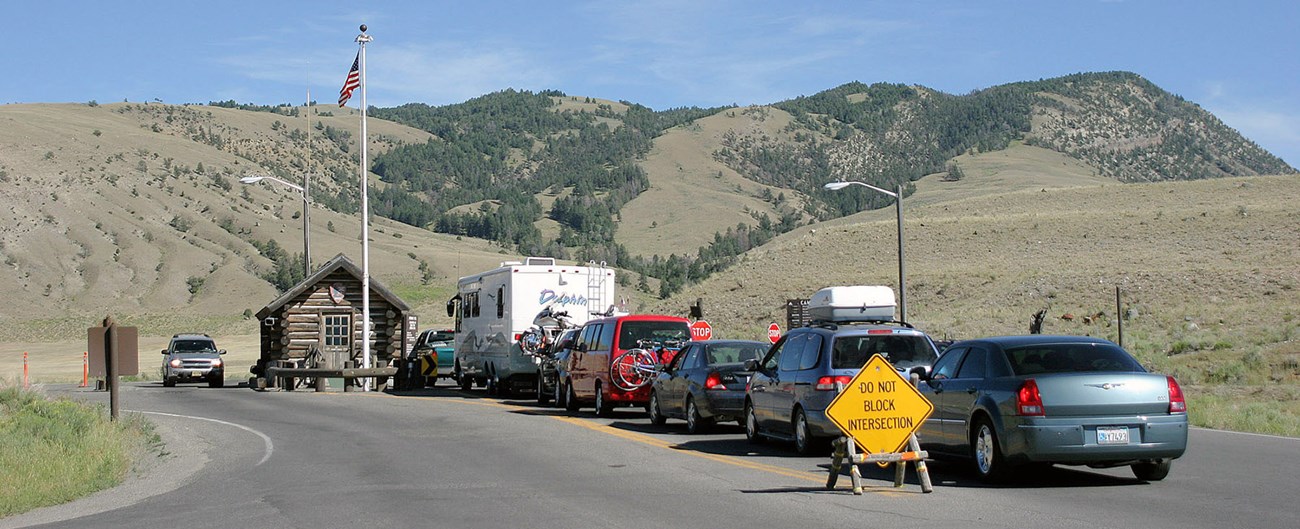 YELL_entrance_NPSBobGreenburg_webtile The north entrance to Yellowstone National Park with cars lined up.