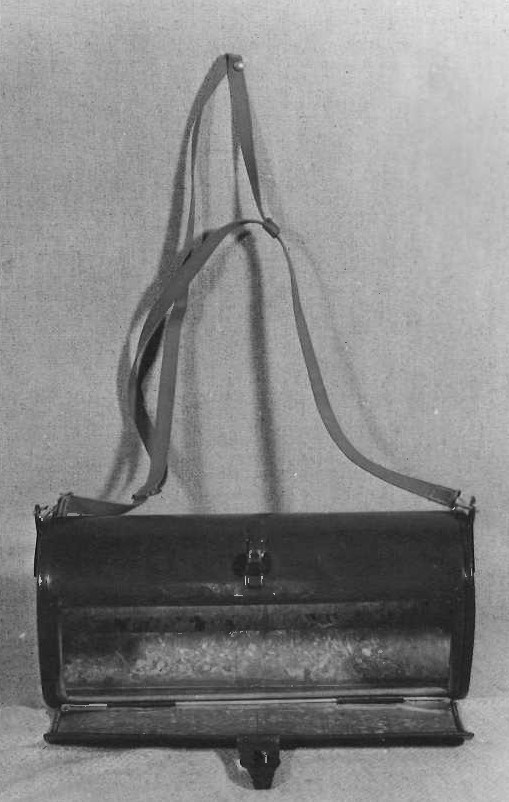 black and white catalog photo of a vasculum