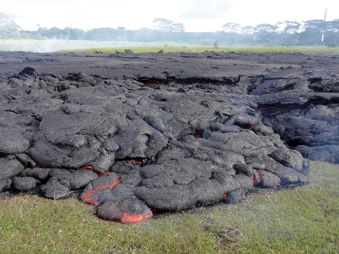 vhp_img3930 photo of hot lava deposit on a grassy field