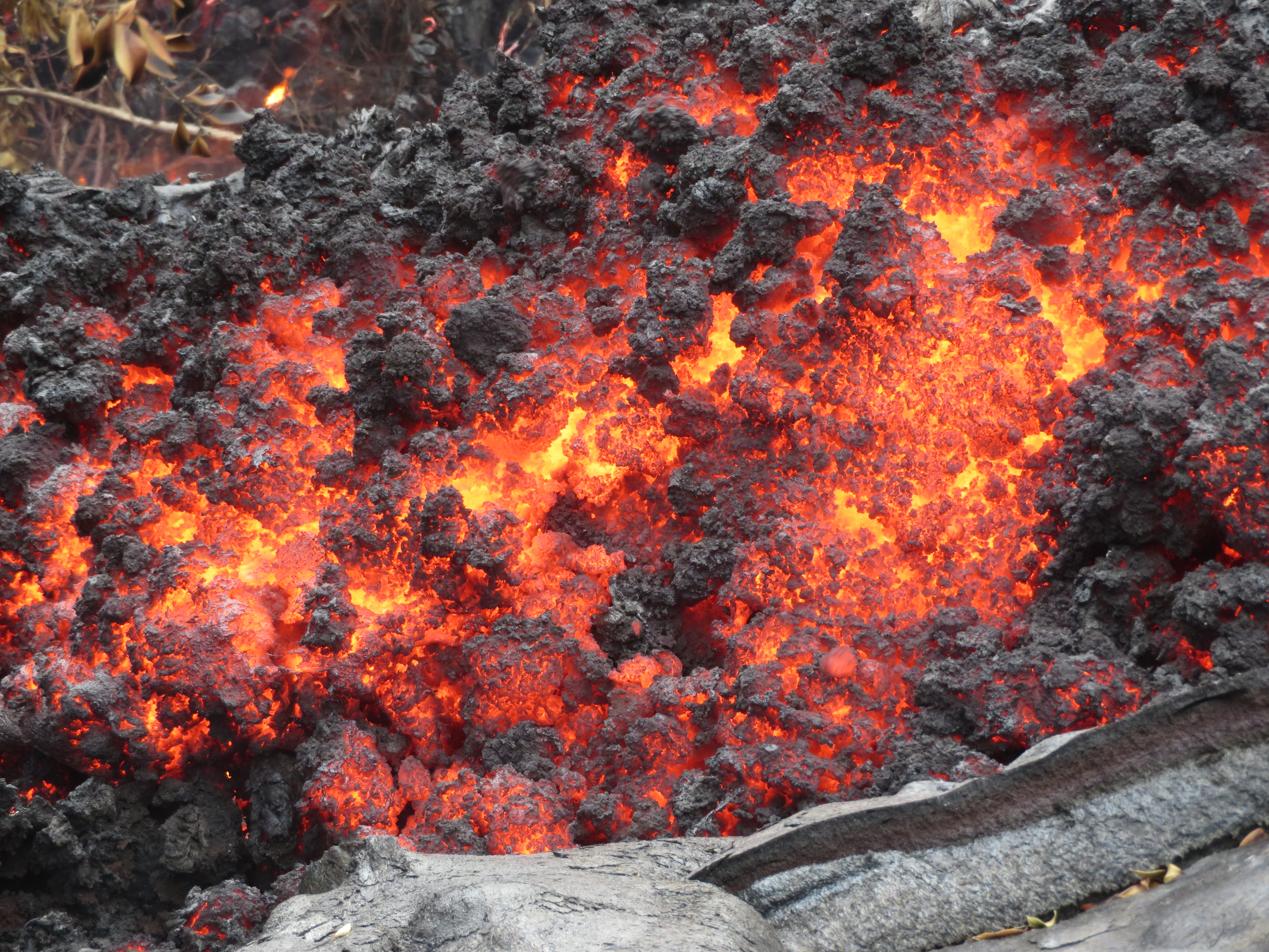 How Does a Pahoehoe Lava Flow Form and Transition?