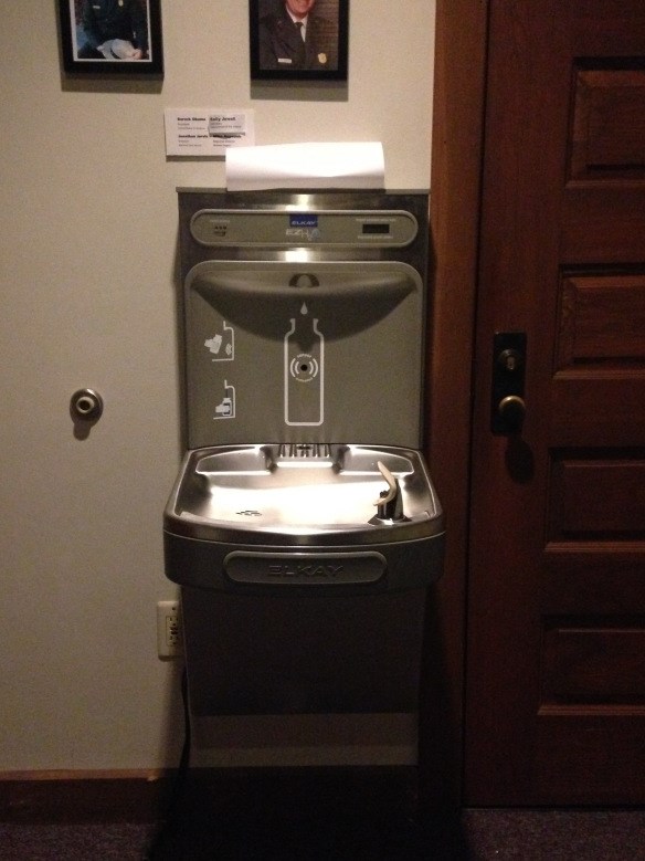 a waterfountain that has a water bottle filler