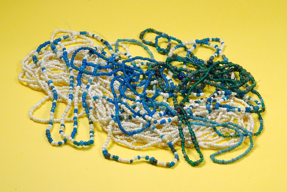 FOVA 1759 Small white and blue beads on strings.