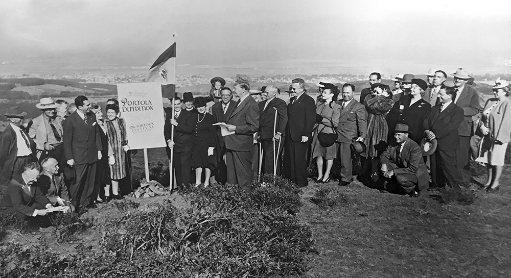 People line the top of Sweeney Ridge at the 1947 Portolá Event