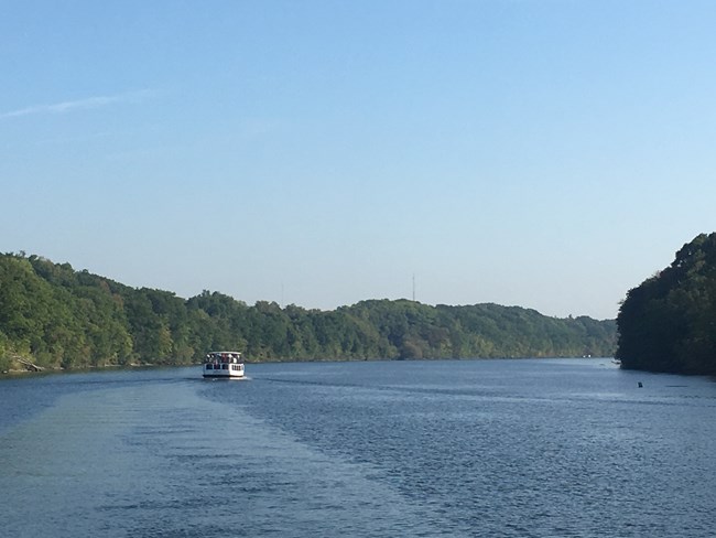 View of the study tour along the Oswego Canal, a northern connection between the Erie Canal and Lake Erie / NPS Photo