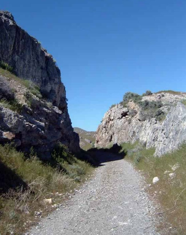 gri-photo-gosp rail bed in through-cut