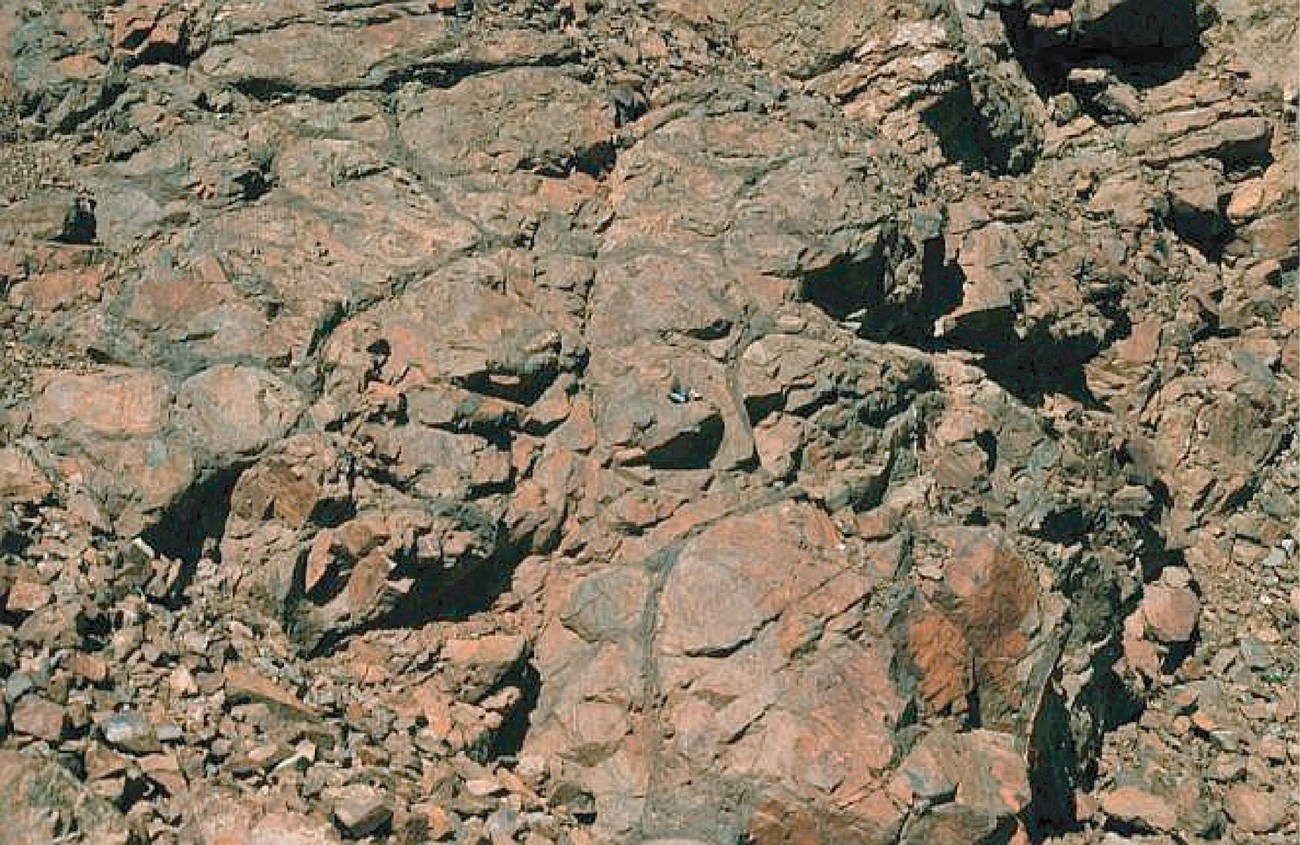pillow bassalt nps photo rock outcrop with bumpy surface