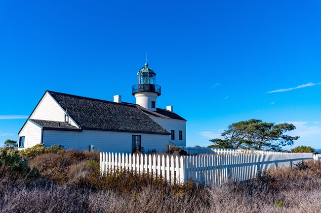 Photo of a small lighthouse building.