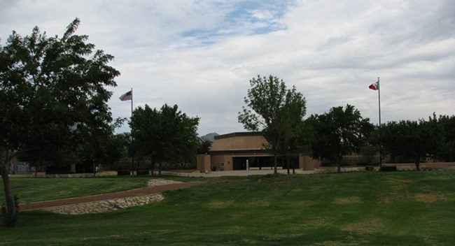 vista de los terrenos y frente del centro cultural