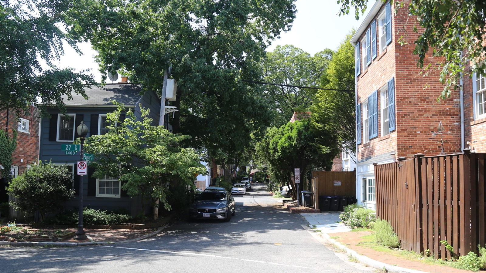 A narrow alley way between two rows of houses