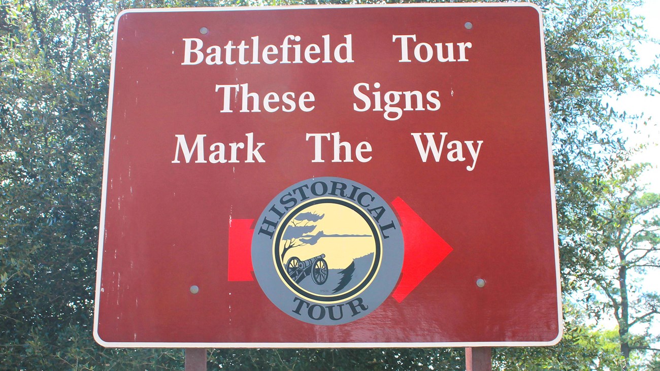 Sign with arrow for red route of the Yorktown Battlefield Auto Tour