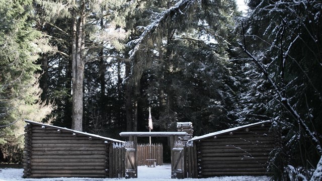 Fuerte Clatsop, dos casitas con una valla puntiaguda en el nieve