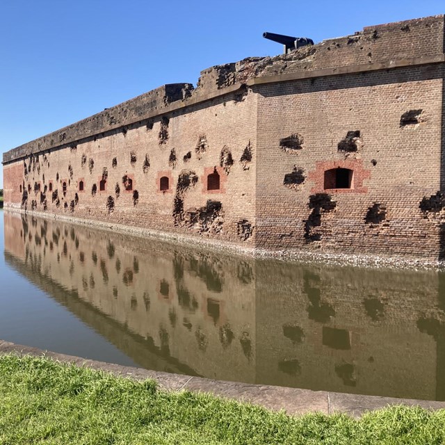 Image of Fort Pulaski and its moat 