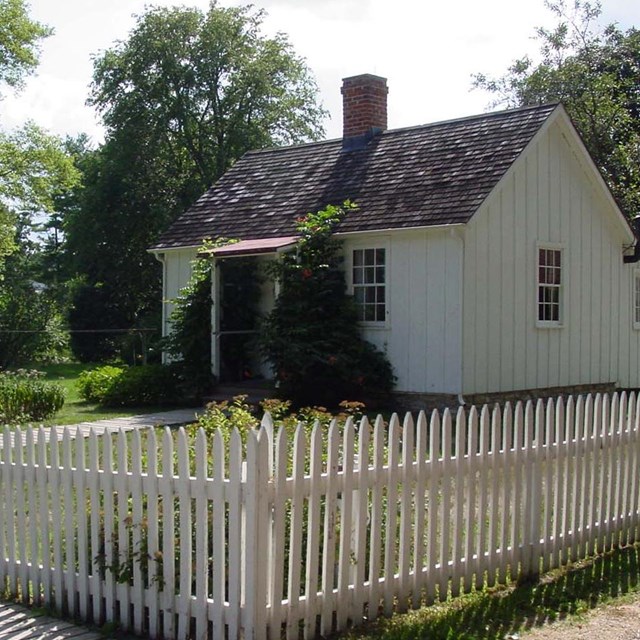 Photo of house with white pickett fence at Herbert Hoover National Historic Site