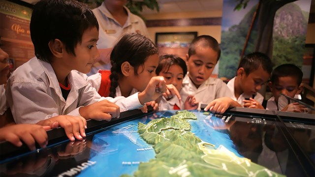 Young children viewing an exhibit in the park visitor center.