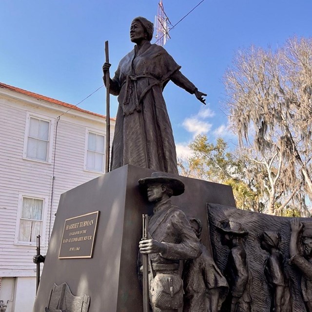 Statue of Harriet Tubman standing over US Army soldiers