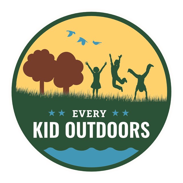 A logo shows three stylized kids playing on grass, near trees and birds, and the name of the program
