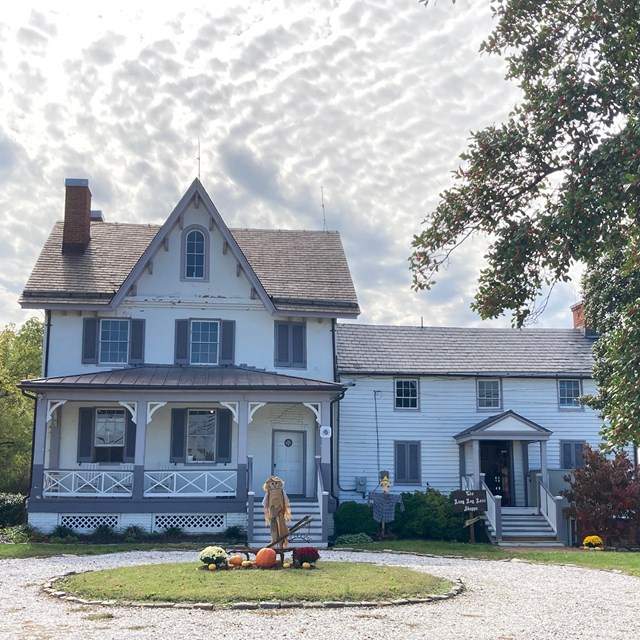 Picture of the front of the Todd House photo credit J Strasbaugh