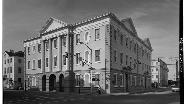 Black and white photo of Charleston County Courthouse. 