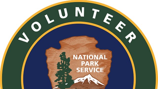 NPS Volunteer Logo with National Park Service arrowhead in the middle. 