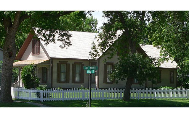 Exterior of a corner house. Photo by Ammodramus CC Public Domain