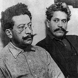 Ricardo Flores Magnon (left) and his brother Enrique, 1917