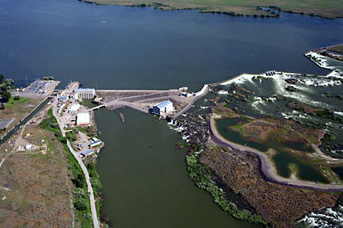 Photo of Minidoka Powerplant and Dam surrounded by blue water