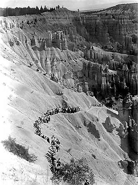 Naturalist leads hike in at Bryce Canyon NPS