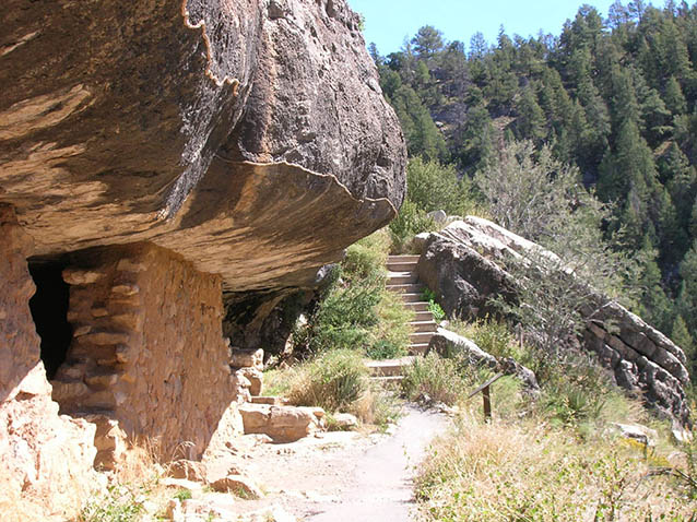 Cliff dwelling along Island Trail, 2005 (NPS)