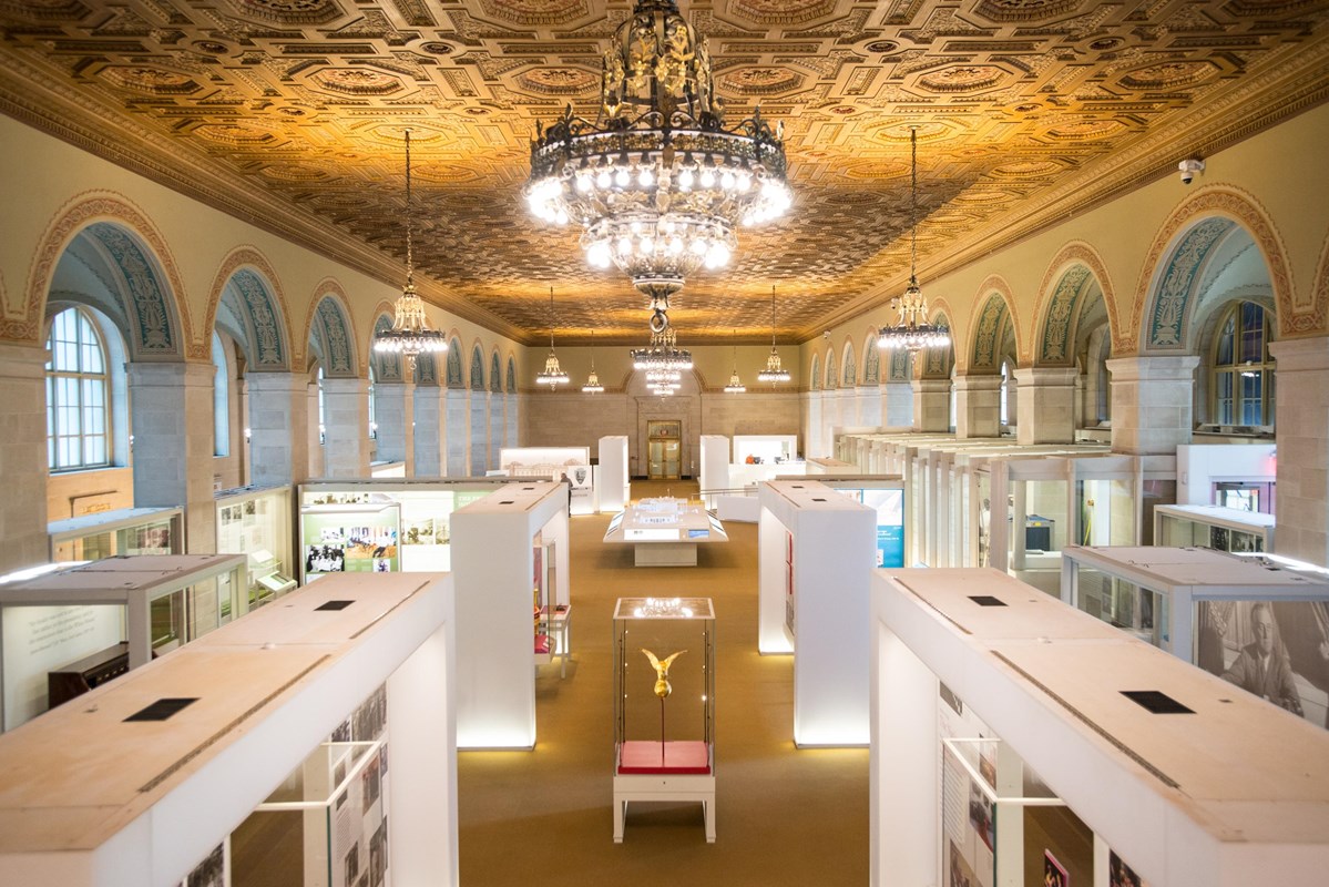 White House model and exhibit cases inside the visitor center