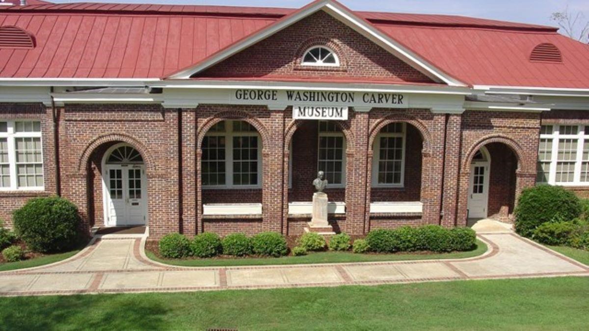 Front of the George Washington Carver Museum 