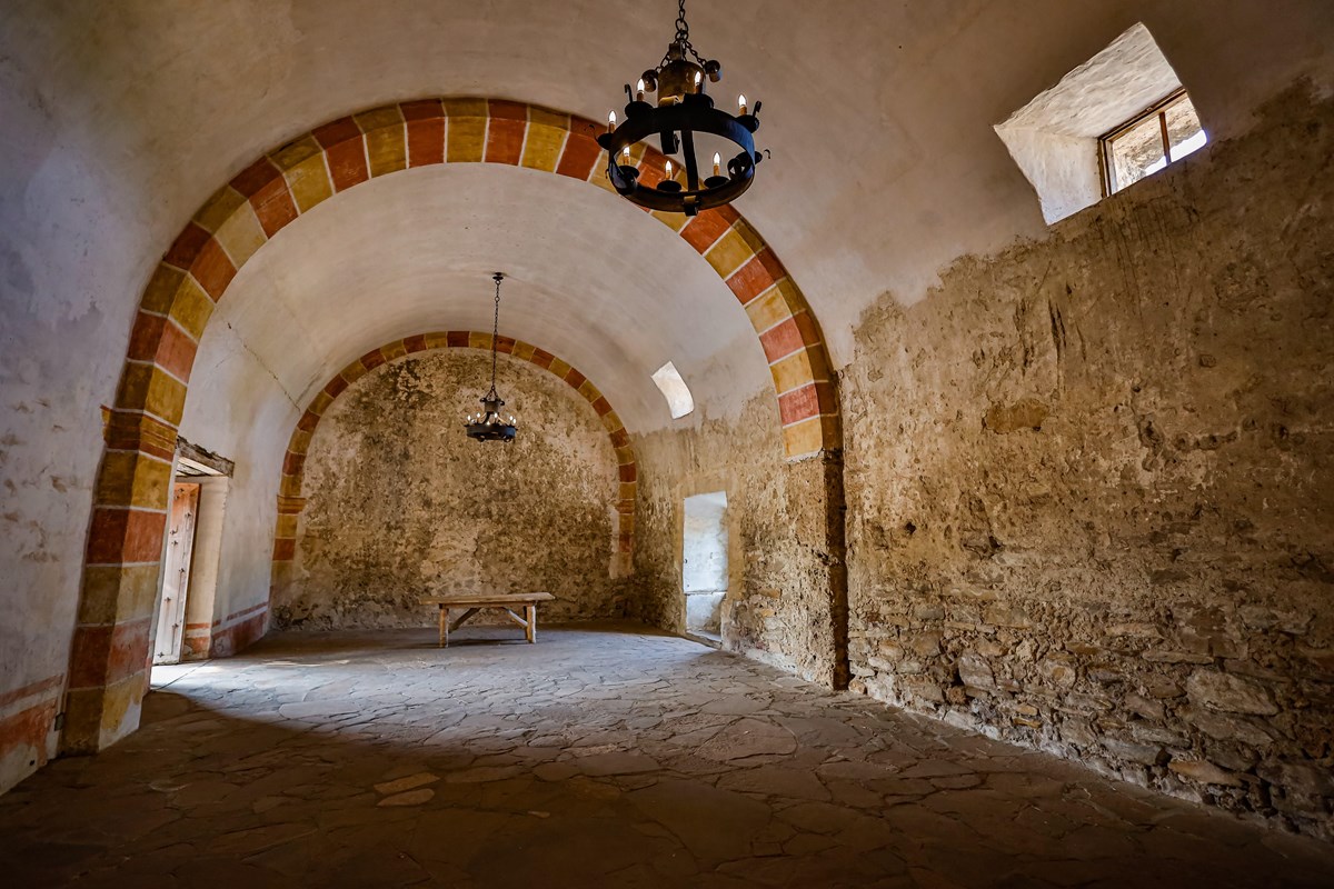 Large room with an arches ceiling 