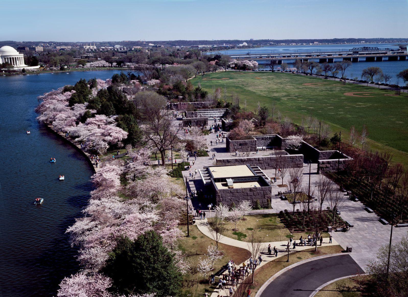 Vivid pink colors surround the Franklin Delano Roosevelt Memorial