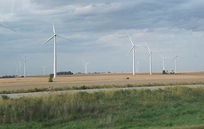 Rows of wind turbines in a flat field.