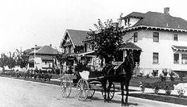 This is an image of residences on Mulberry Avenue in 1910 with a horse and carriage in the foreground. Photo: Oregon Historical Society. Used by permission.