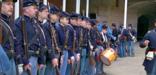 在Fort Point，身穿制服、手持枪支的内战重生队伍