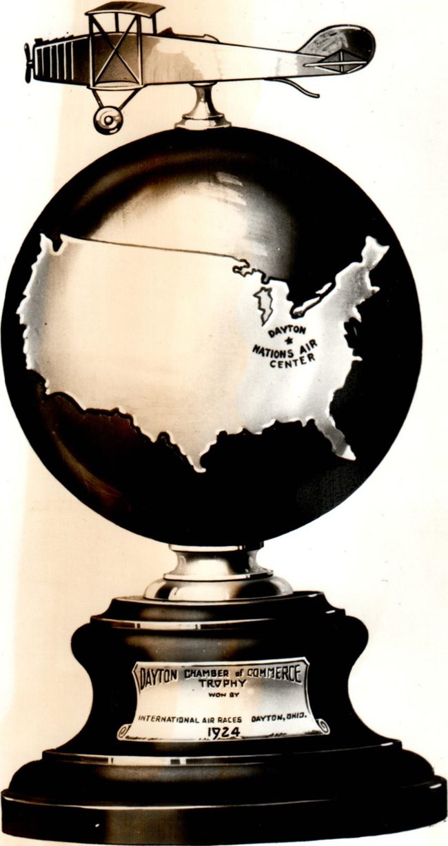 Black and white drawing of a trophy from the air races in October 1924.