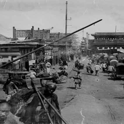 A crowded road in China during the Boxer Rebellion