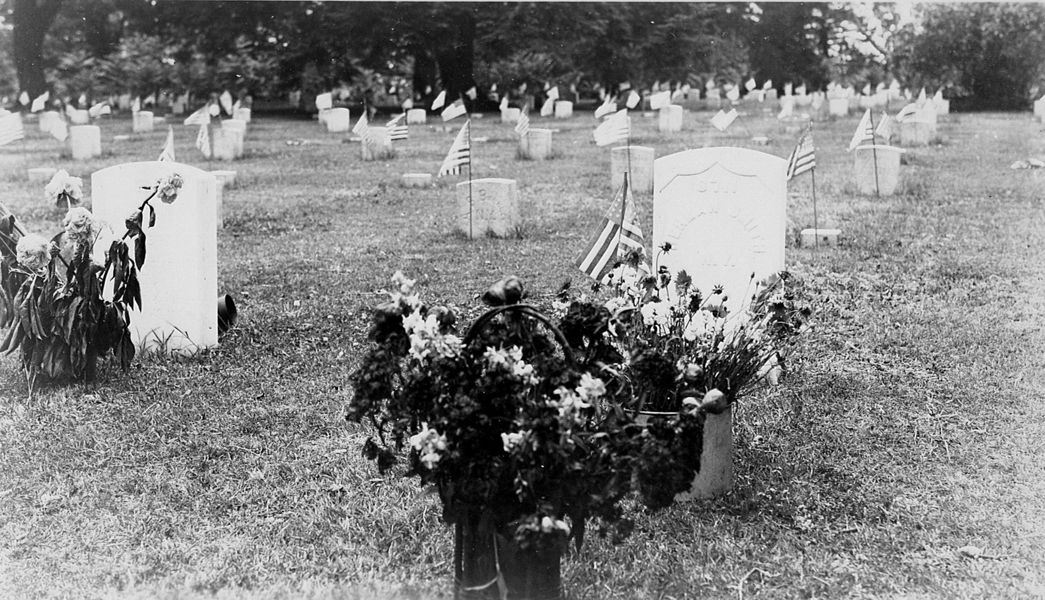 Decorated-graves-Memorial-Day-1936.jpg