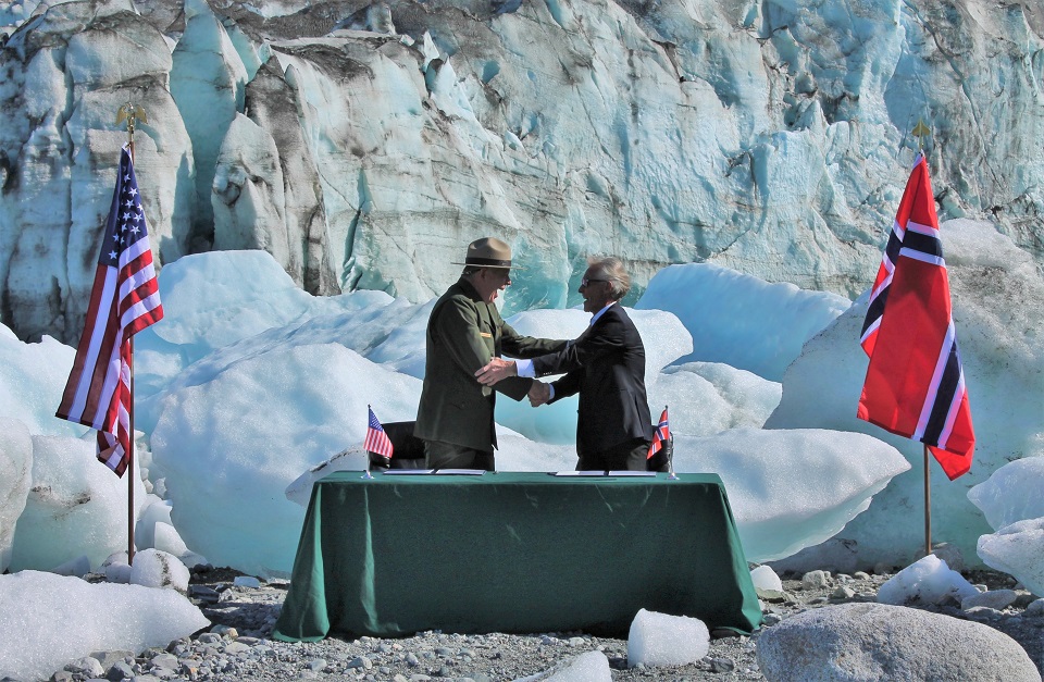 Superintendent Hooge and West Norwegian Fjords Board Chairman shake hands.