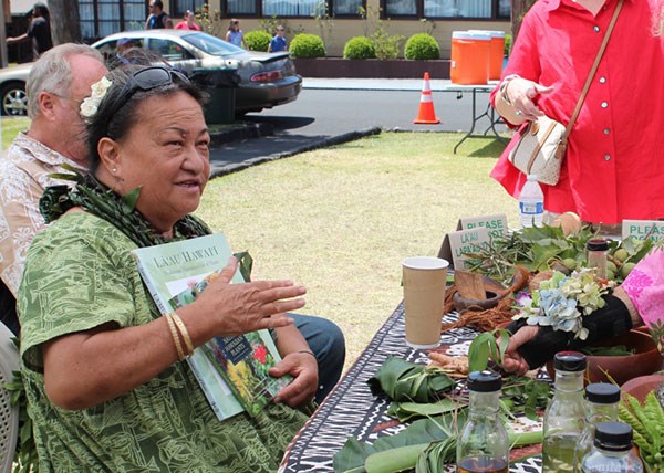 Aunty Ka‘ohu Monfort demonstrates lā‘au lapa‘au at the 2017 Cultural Festival