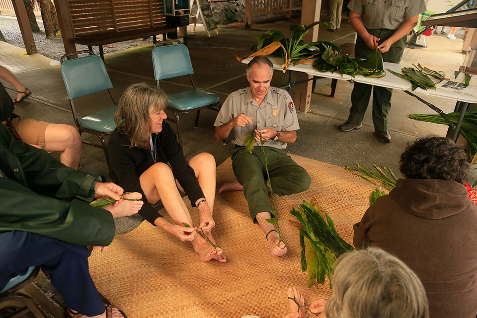 Ranger Dean demonstrates how to make a tī leaf lei