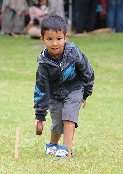 A keiki enjoys Hawaiian game of ‘ulumaika