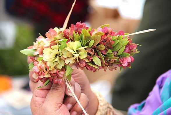 Making lei in the wili style