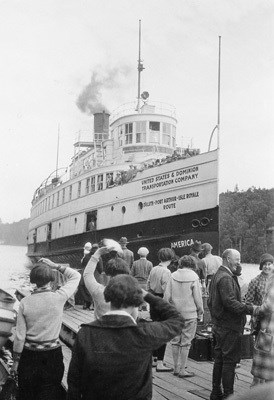 SS AMERICA SS America arriving to large waiting crowd on dock